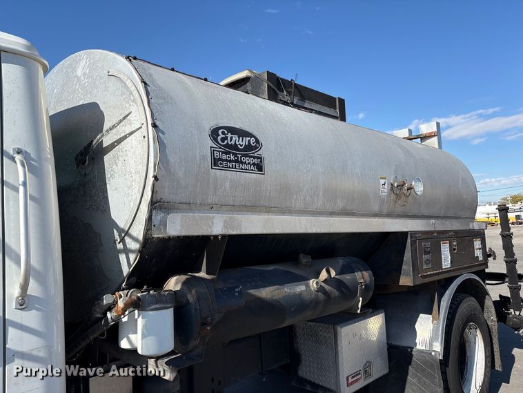 image for item EC4197 1999 International 4700 tack distributor truck