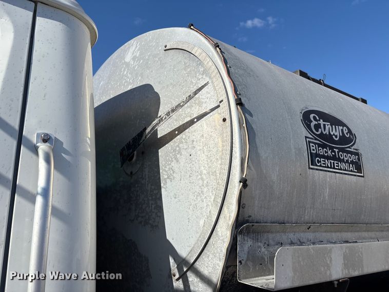 image for item EC4197 1999 International 4700 tack distributor truck