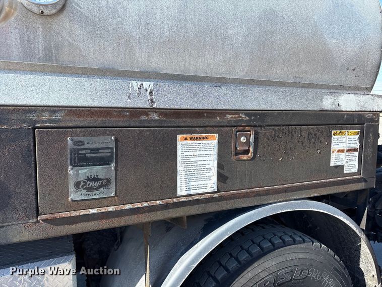 image for item EC4197 1999 International 4700 tack distributor truck