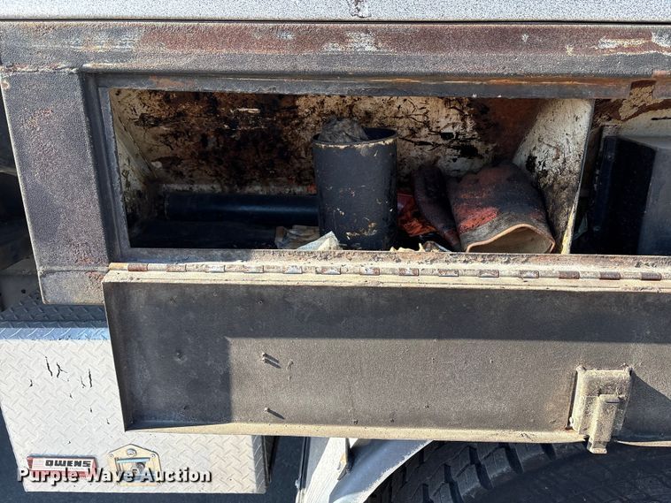 image for item EC4197 1999 International 4700 tack distributor truck