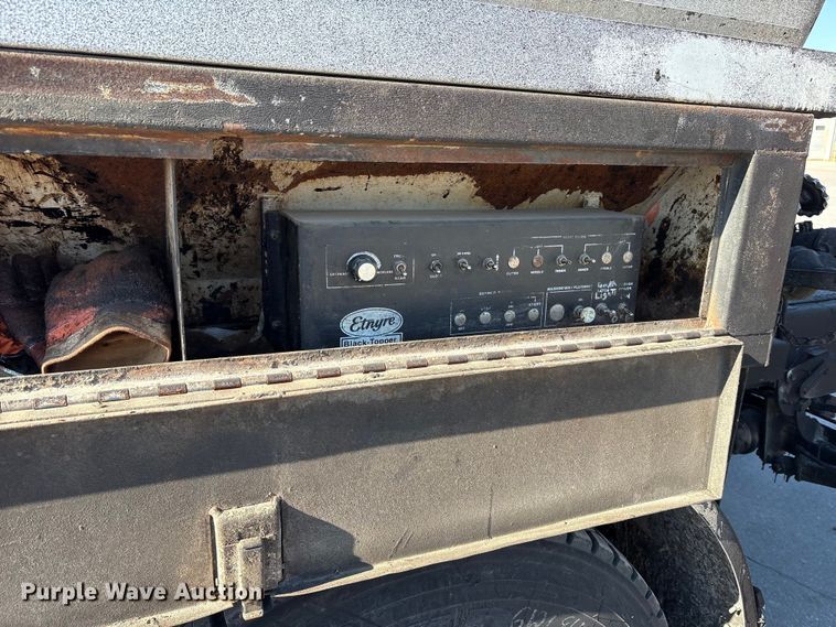 image for item EC4197 1999 International 4700 tack distributor truck