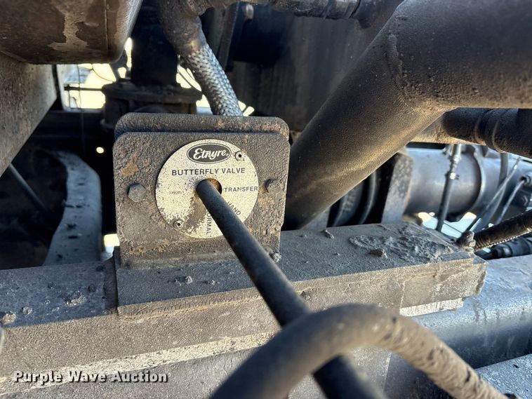 image for item EC4197 1999 International 4700 tack distributor truck