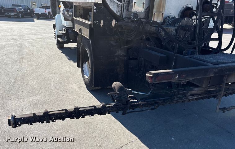 image for item EC4197 1999 International 4700 tack distributor truck