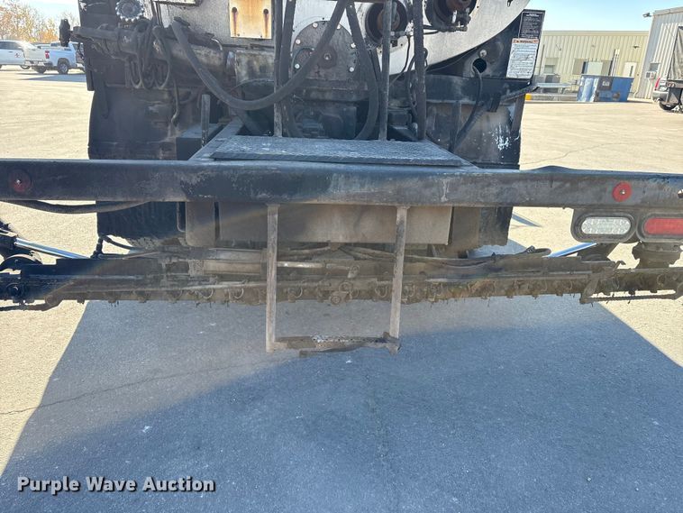 image for item EC4197 1999 International 4700 tack distributor truck