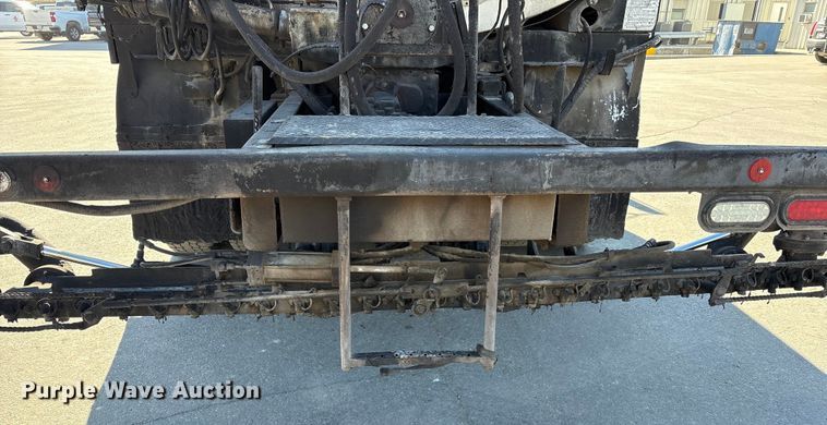 image for item EC4197 1999 International 4700 tack distributor truck