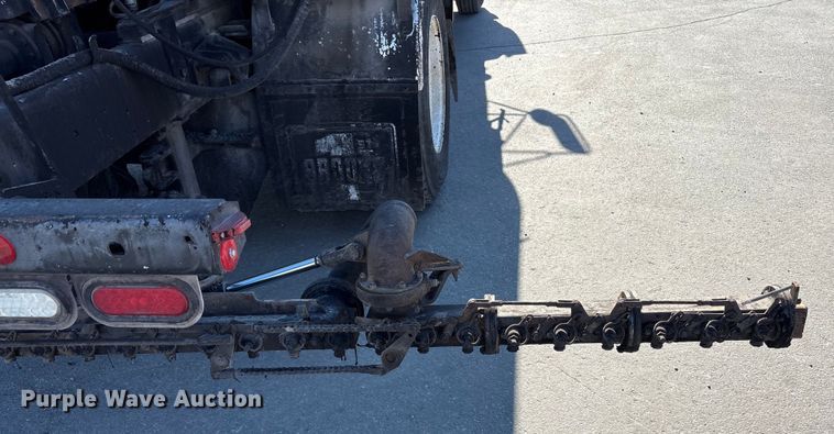 image for item EC4197 1999 International 4700 tack distributor truck