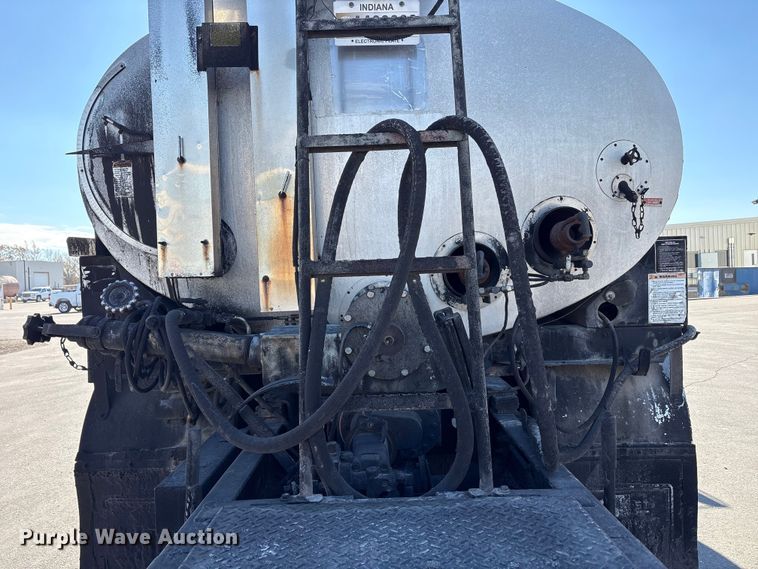 image for item EC4197 1999 International 4700 tack distributor truck