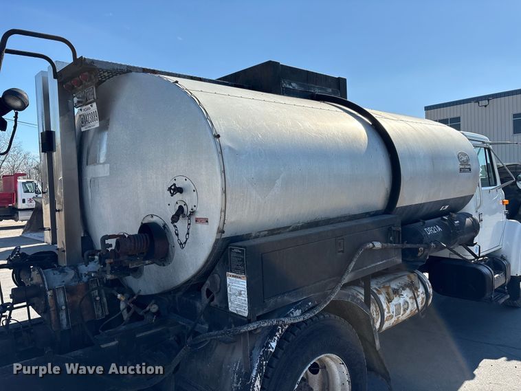 image for item EC4197 1999 International 4700 tack distributor truck