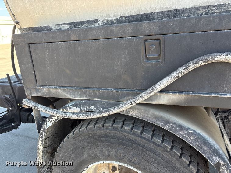 image for item EC4197 1999 International 4700 tack distributor truck