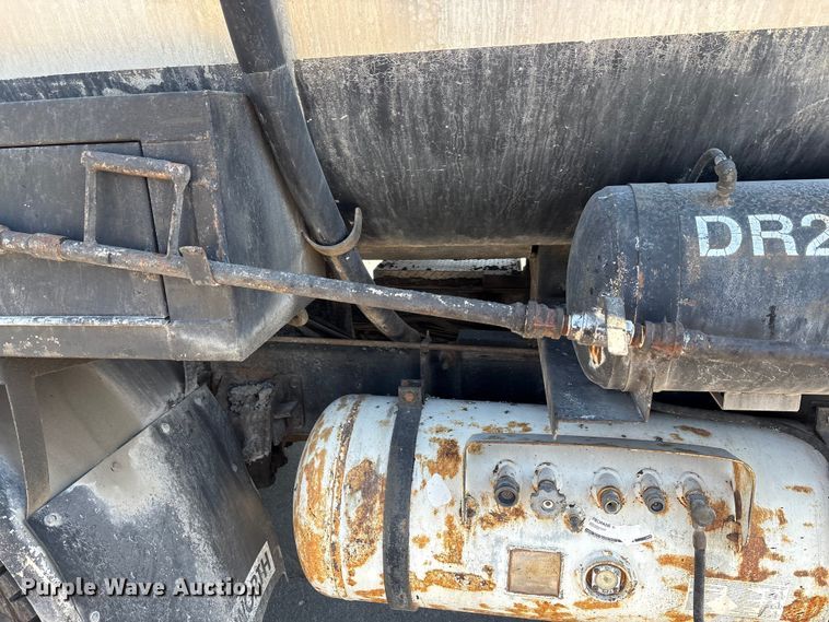 image for item EC4197 1999 International 4700 tack distributor truck