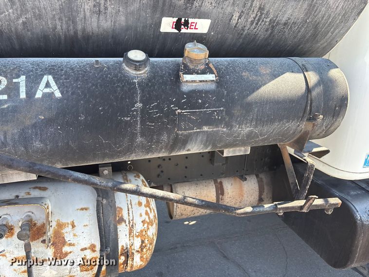 image for item EC4197 1999 International 4700 tack distributor truck