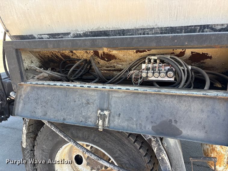 image for item EC4197 1999 International 4700 tack distributor truck