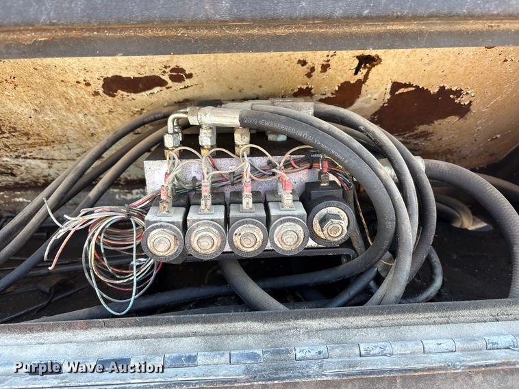 image for item EC4197 1999 International 4700 tack distributor truck