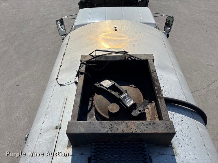 image for item EC4197 1999 International 4700 tack distributor truck