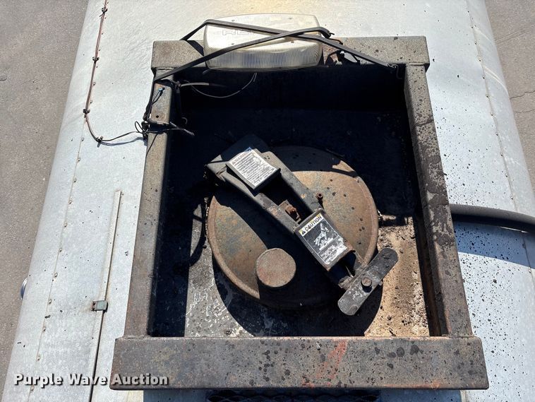 image for item EC4197 1999 International 4700 tack distributor truck