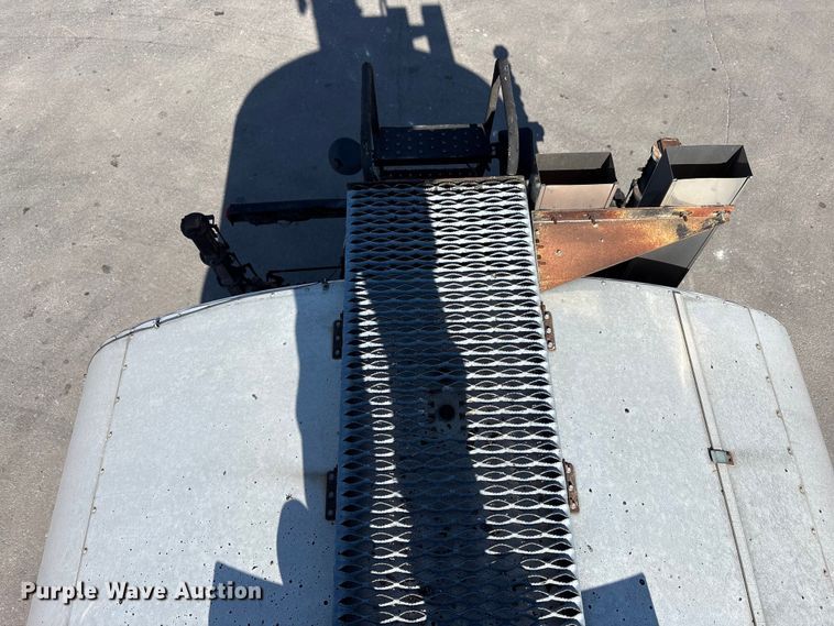 image for item EC4197 1999 International 4700 tack distributor truck