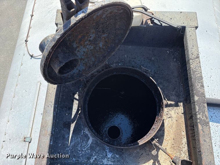 image for item EC4197 1999 International 4700 tack distributor truck