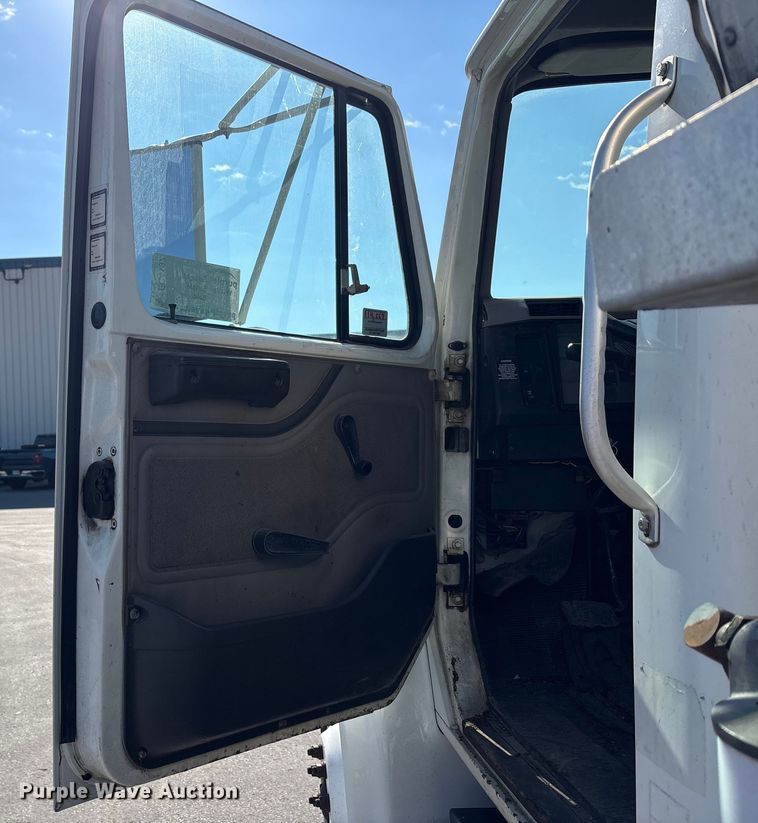 image for item EC4197 1999 International 4700 tack distributor truck