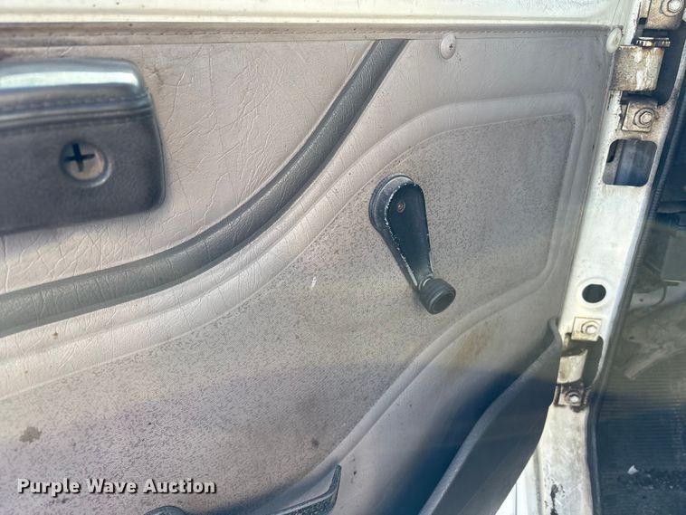 image for item EC4197 1999 International 4700 tack distributor truck