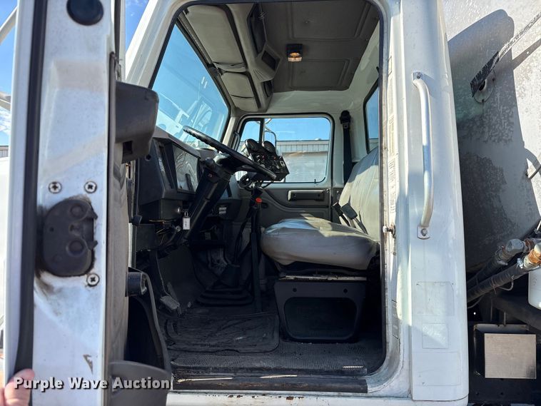 image for item EC4197 1999 International 4700 tack distributor truck