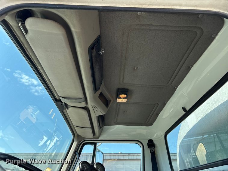 image for item EC4197 1999 International 4700 tack distributor truck