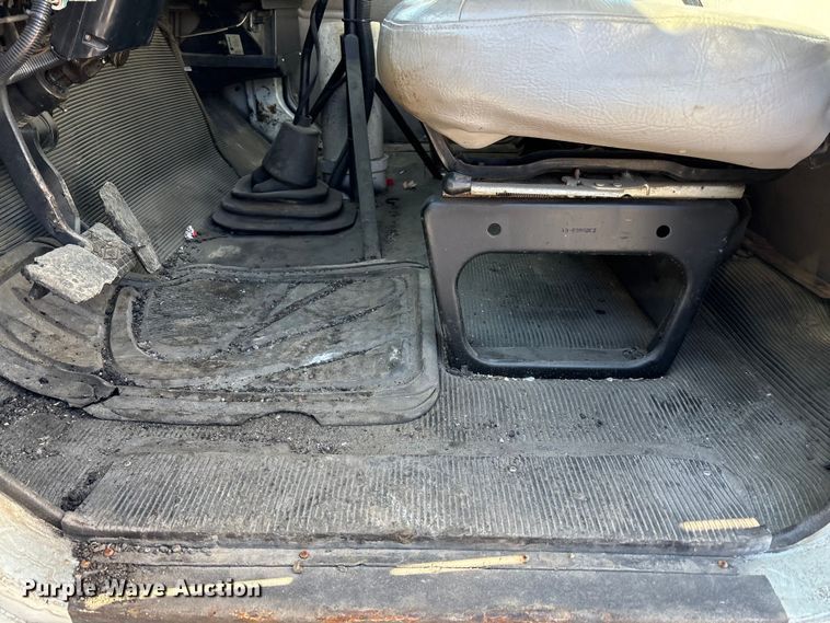 image for item EC4197 1999 International 4700 tack distributor truck