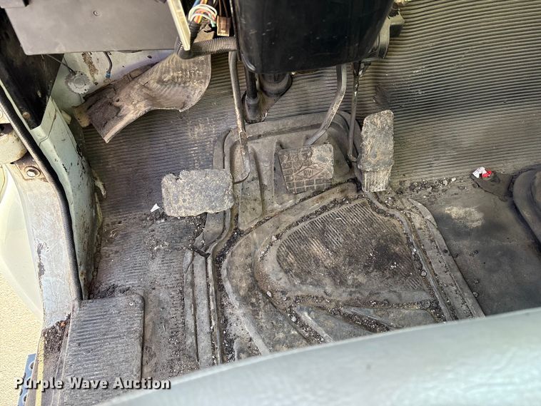 image for item EC4197 1999 International 4700 tack distributor truck