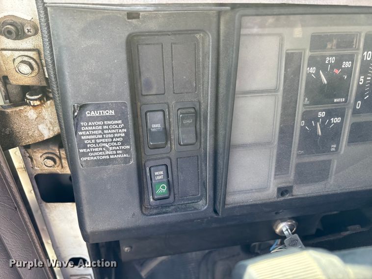 image for item EC4197 1999 International 4700 tack distributor truck