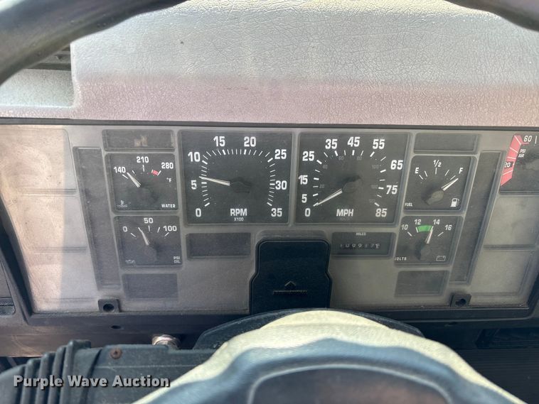 image for item EC4197 1999 International 4700 tack distributor truck