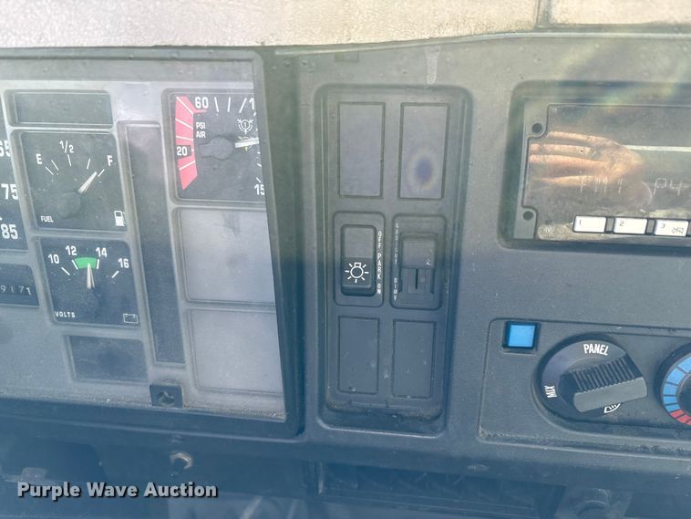 image for item EC4197 1999 International 4700 tack distributor truck