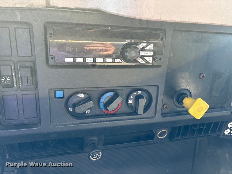 image for item EC4197 1999 International 4700 tack distributor truck