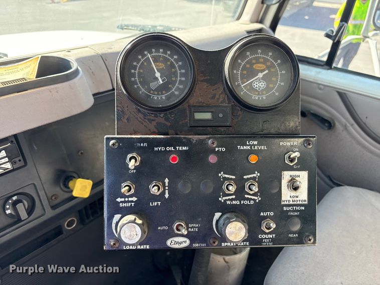 image for item EC4197 1999 International 4700 tack distributor truck