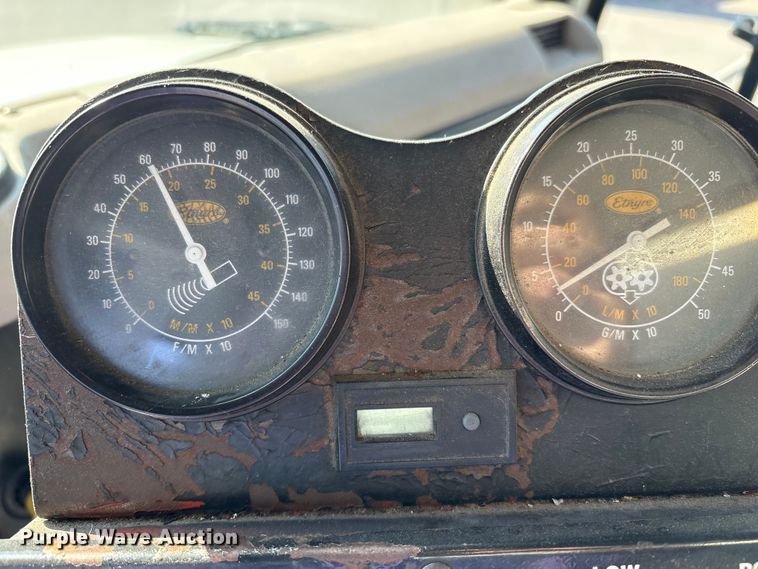 image for item EC4197 1999 International 4700 tack distributor truck