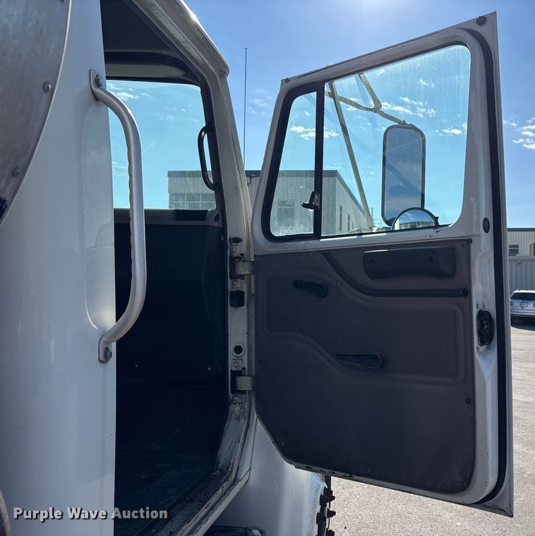 image for item EC4197 1999 International 4700 tack distributor truck