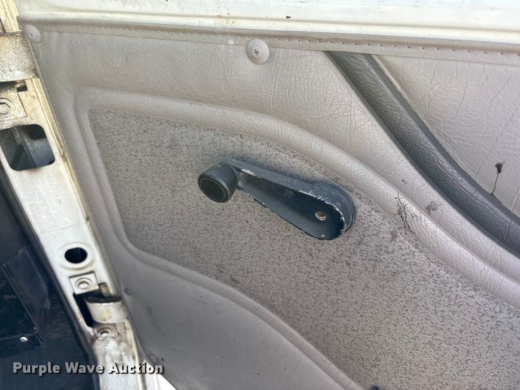 image for item EC4197 1999 International 4700 tack distributor truck