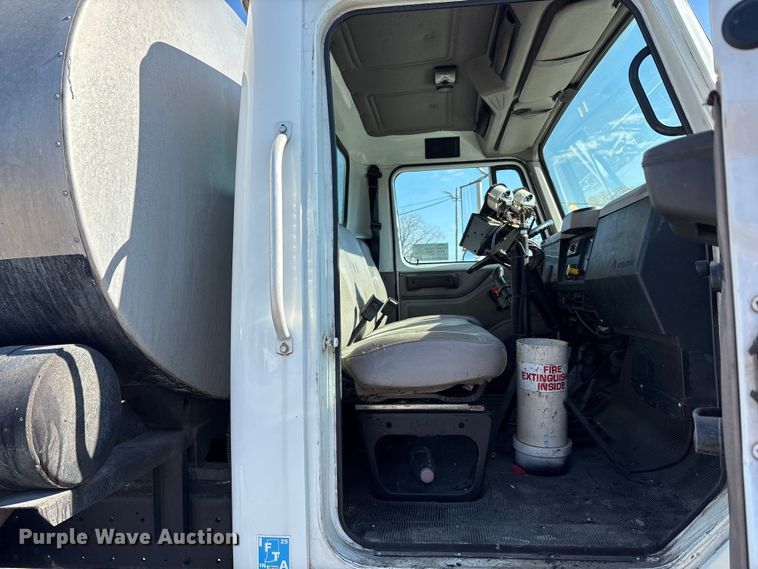 image for item EC4197 1999 International 4700 tack distributor truck