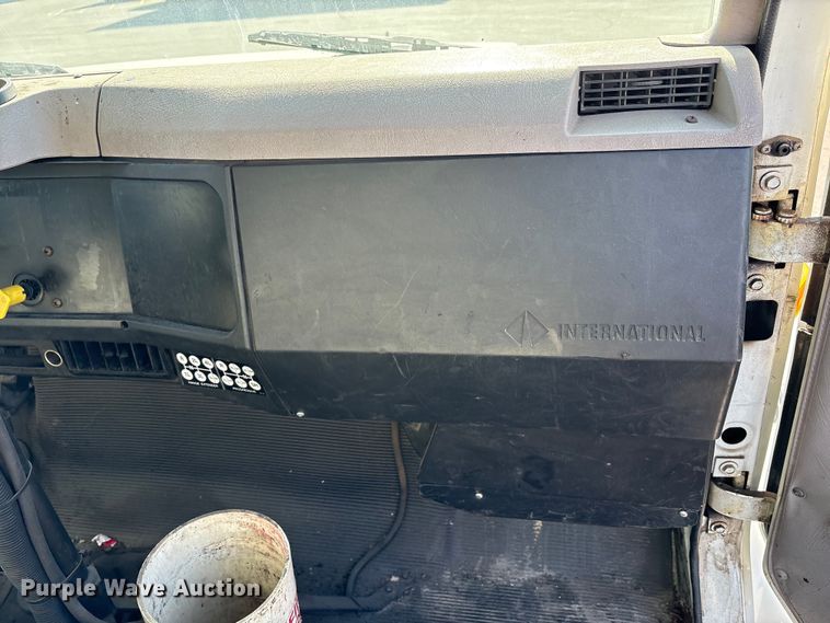 image for item EC4197 1999 International 4700 tack distributor truck