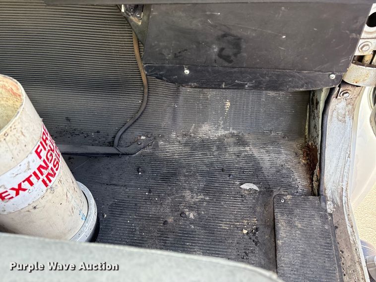 image for item EC4197 1999 International 4700 tack distributor truck