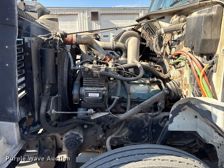 image for item EC4197 1999 International 4700 tack distributor truck