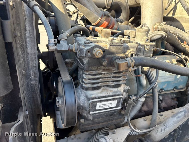 image for item EC4197 1999 International 4700 tack distributor truck