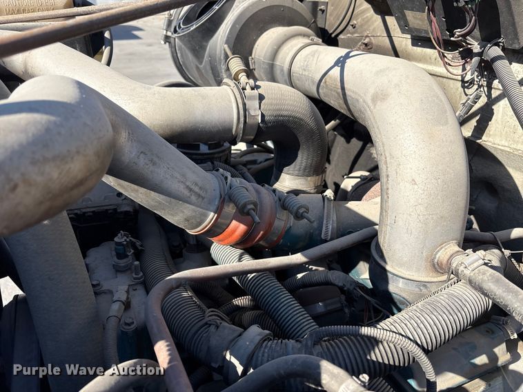 image for item EC4197 1999 International 4700 tack distributor truck