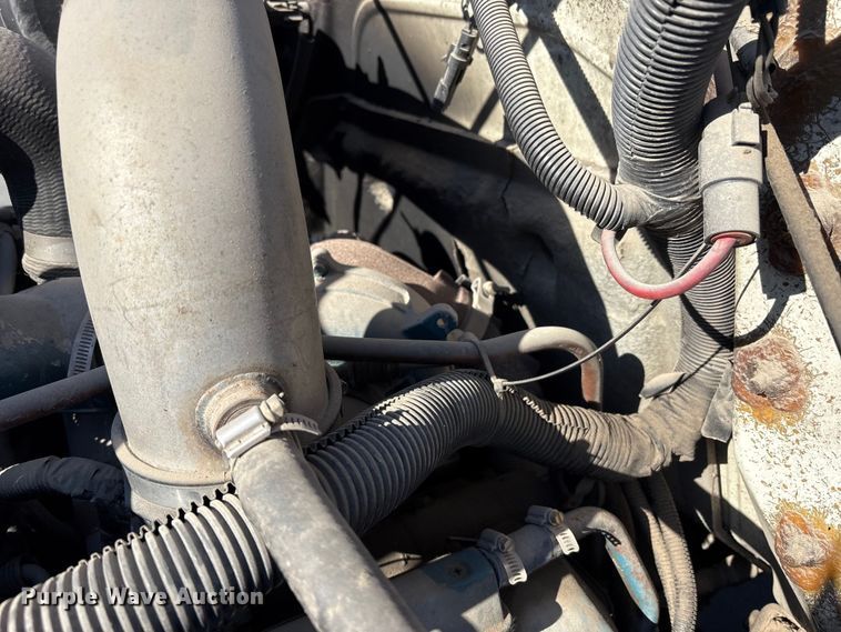 image for item EC4197 1999 International 4700 tack distributor truck