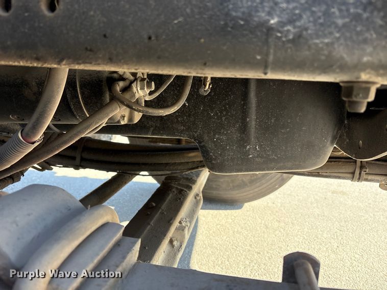 image for item EC4197 1999 International 4700 tack distributor truck