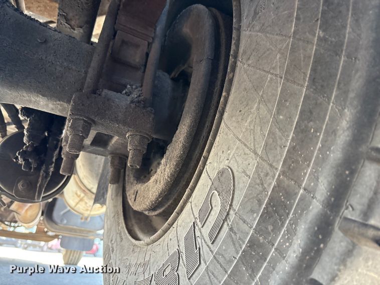 image for item EC4197 1999 International 4700 tack distributor truck