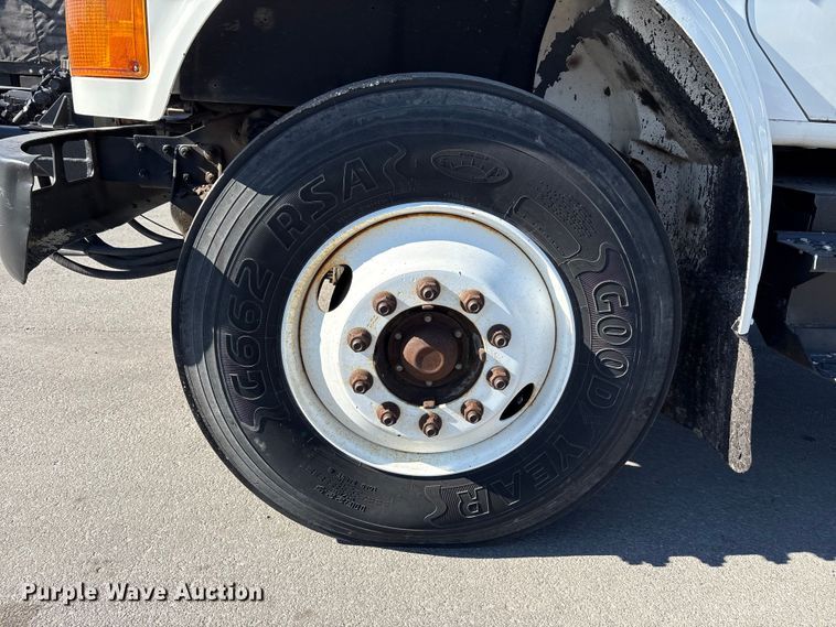 image for item EC4197 1999 International 4700 tack distributor truck