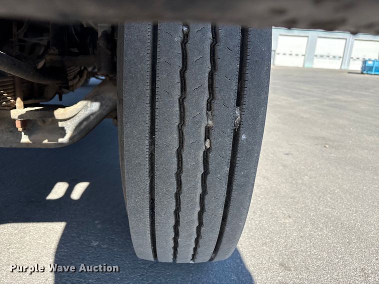 image for item EC4197 1999 International 4700 tack distributor truck