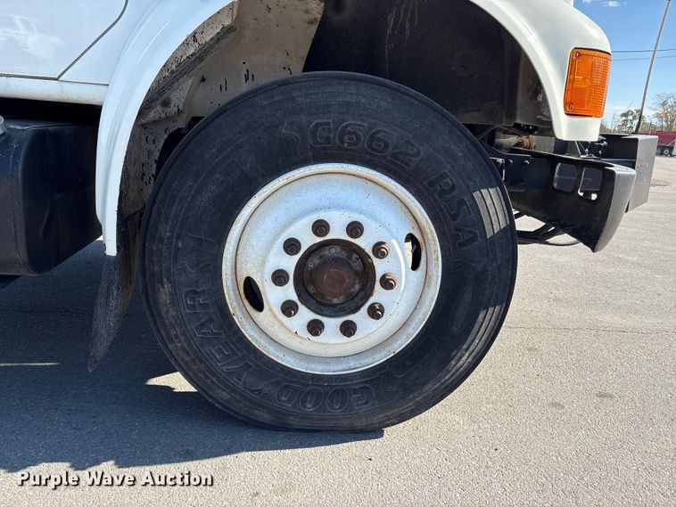 image for item EC4197 1999 International 4700 tack distributor truck