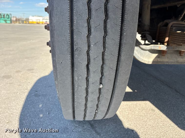 image for item EC4197 1999 International 4700 tack distributor truck