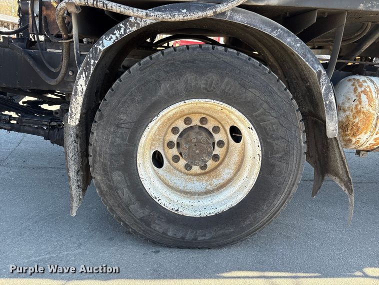 image for item EC4197 1999 International 4700 tack distributor truck