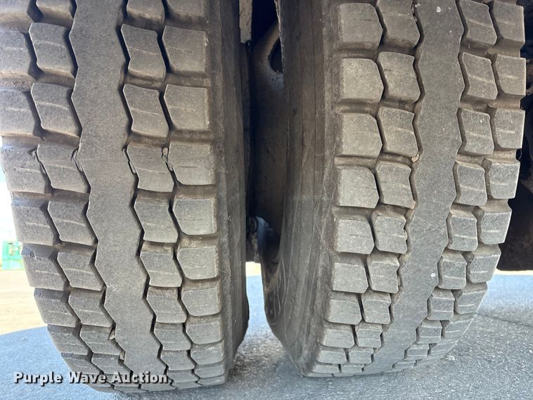 image for item EC4197 1999 International 4700 tack distributor truck